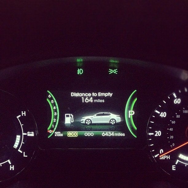 Compteur total ODO de 6 434 miles et autonomie de 164 miles sur le tableau de bord d’une Kia Optima Hybrid