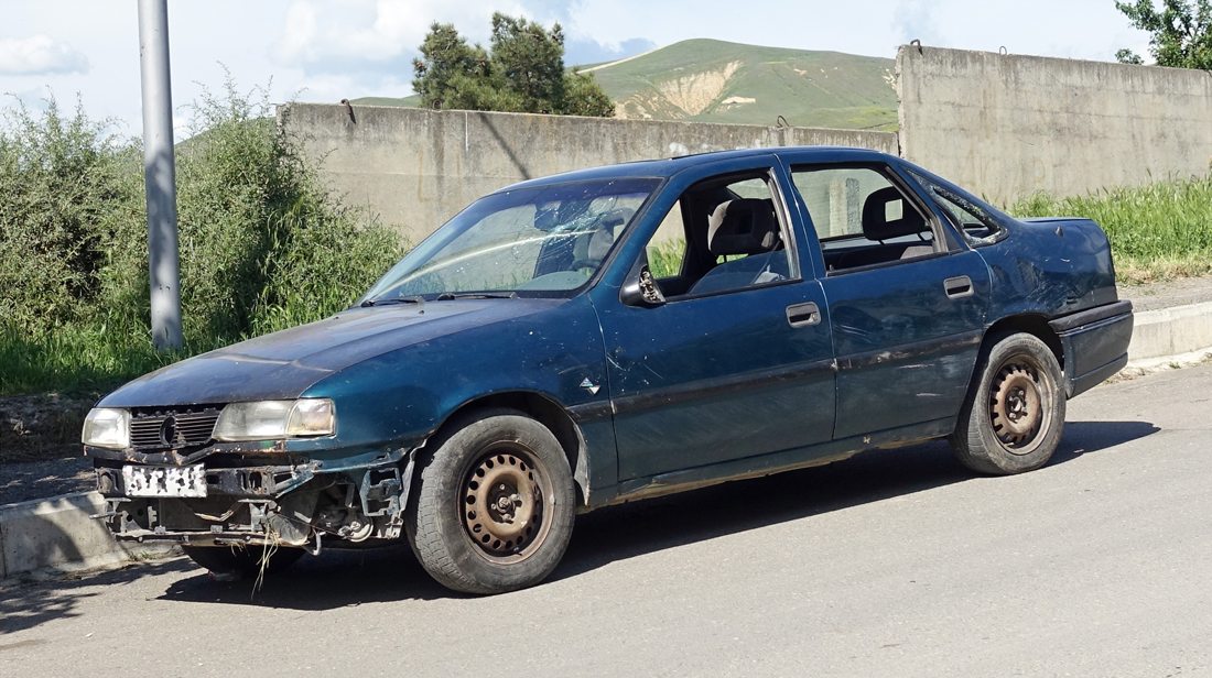 Avant d’une voiture présentant un pare-chocs endommagé à Gori, en Géorgie