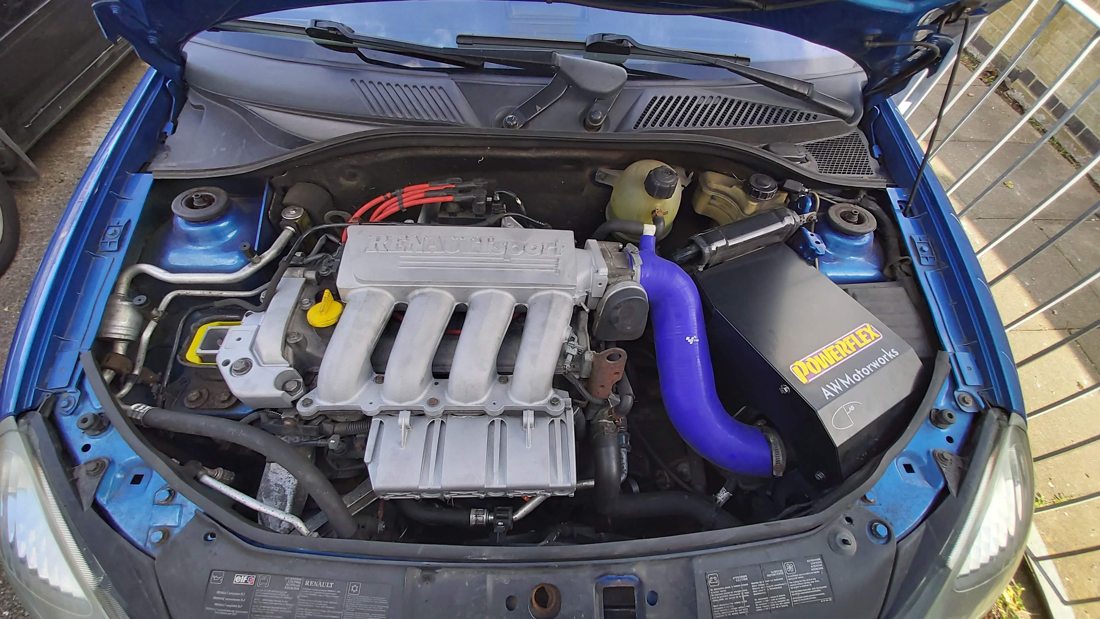 Compartiment moteur d’une Renault Clio 182, capot ouvert